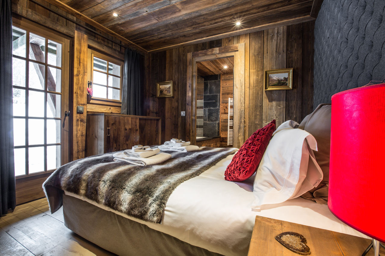 Double/twin bedroom with balcony access at Chalet Baby Bear in Chamonix