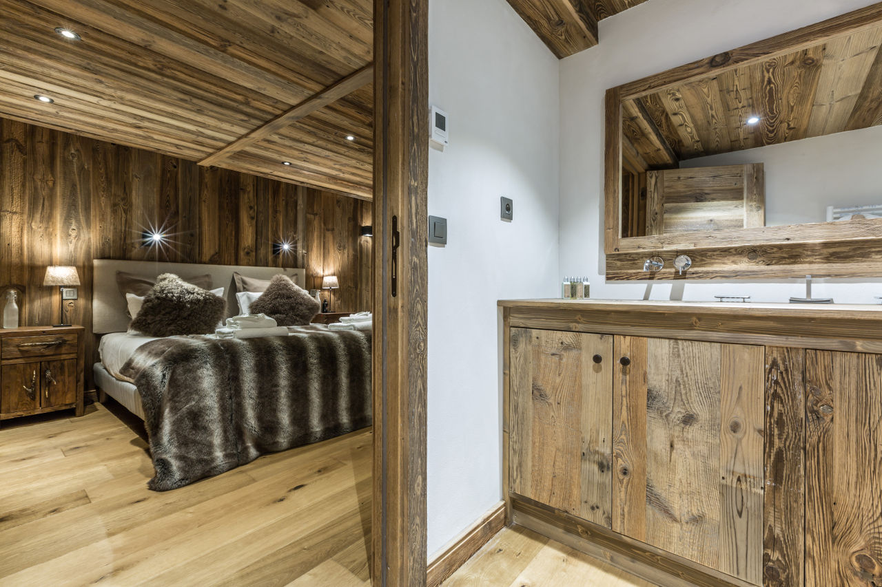 Double/twin bedroom with ensuite bathroom at Chalet Baloo in Chamonix