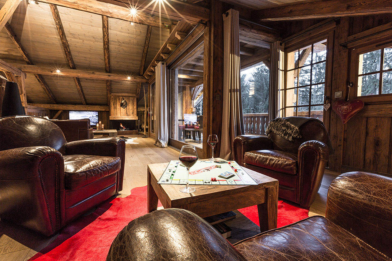 Leather armchairs and sofas in living area at Chalet Baloo in Chamonix