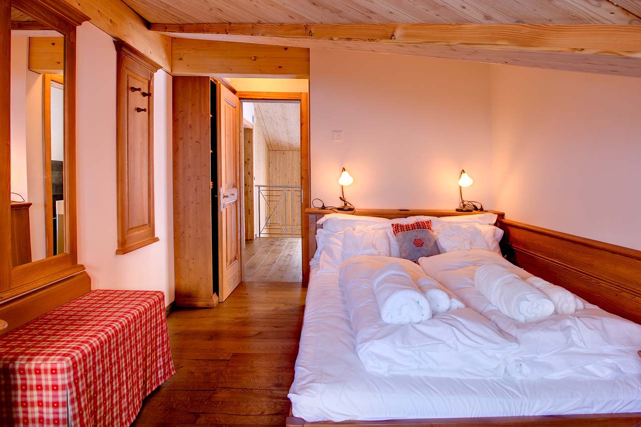 Chalet Gemini Zermatt double bedroom with view of corridor