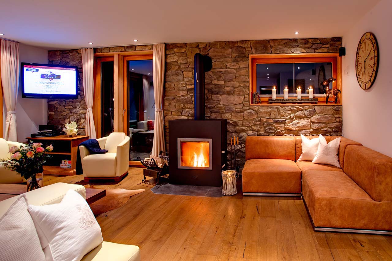 Chalet Gemini Zermatt living room at night with fireplace