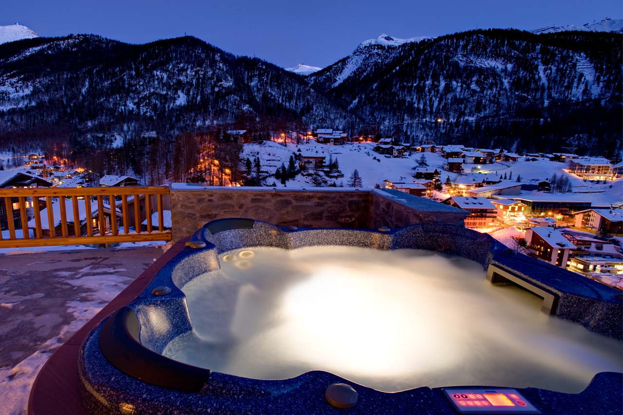 Chalet Gemini Zermatt outdoor hot tub at night